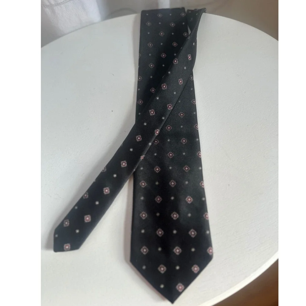 Van Heusen Mens Necktie Black Burgundy Silver Geometric Medallion Silk Blend Tie